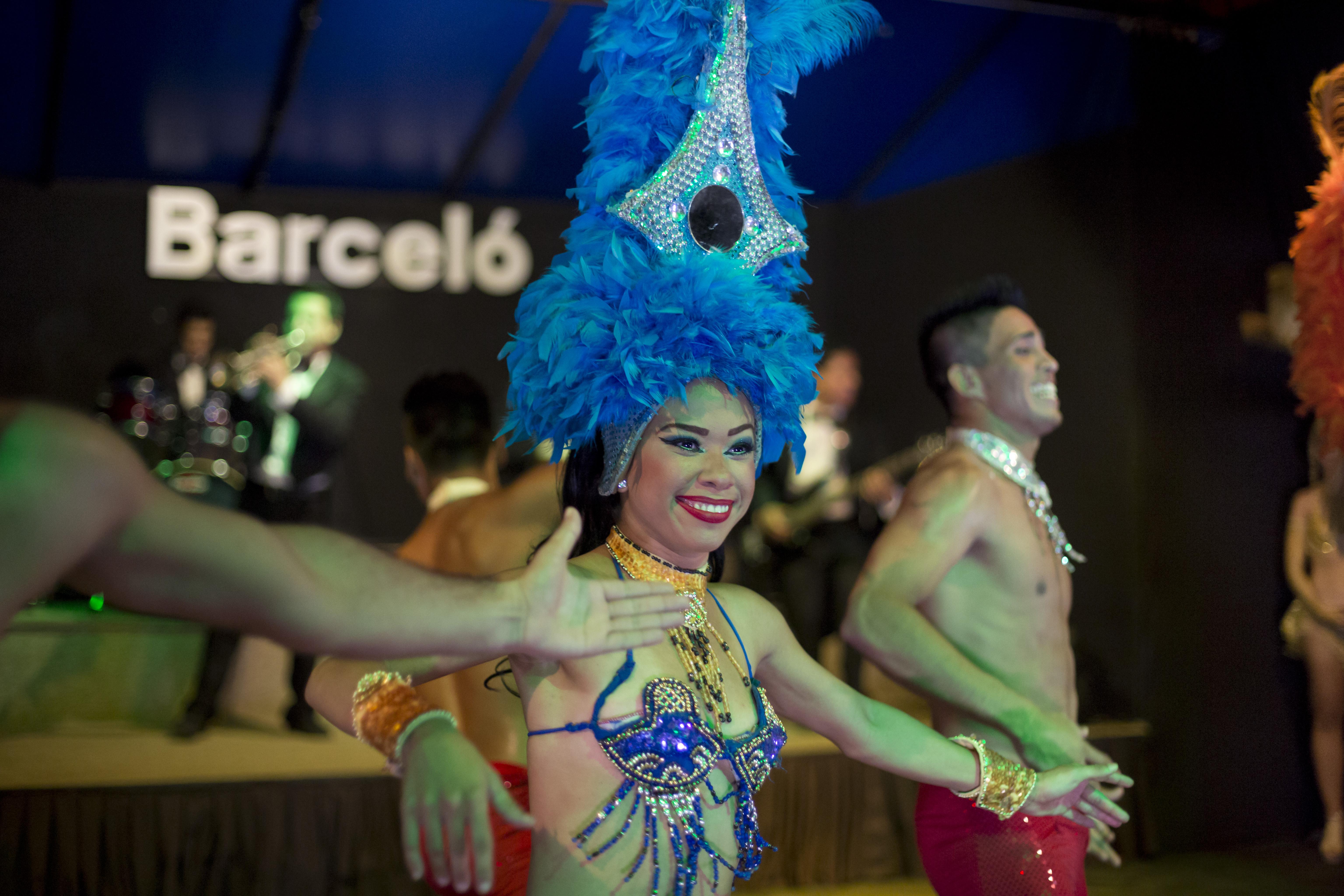 Barcelo Karmina Ξενοδοχείο Manzanillo Εξωτερικό φωτογραφία Samba dancers at the 2015 World Cup